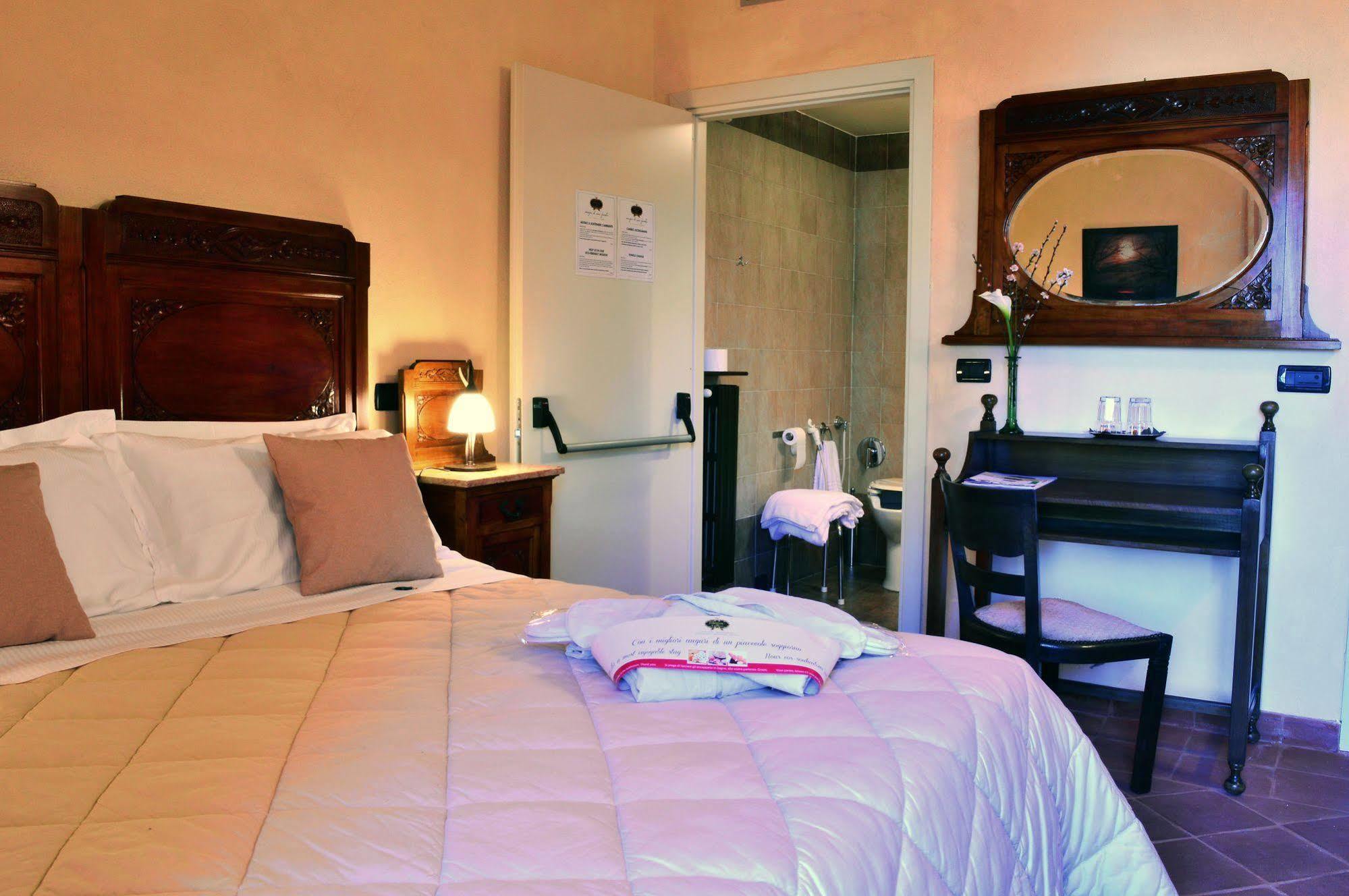 La Foresteria Del Castello - Wellness Hotel In Dimora Storica CastellʼAlfero 外观 照片